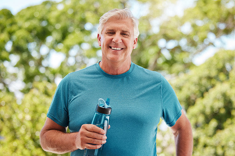 Bild zeigt Mann mit Wasserflasche