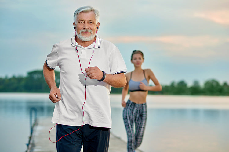 Bild zeigt älteren Mann beim joggen 